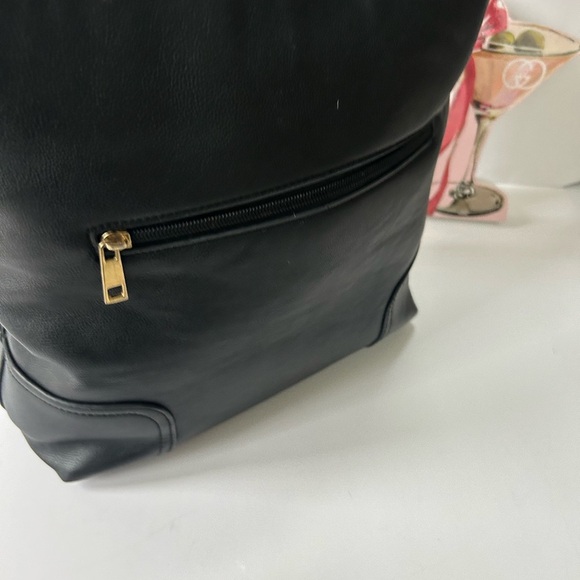 Elegant Black Faux Leather Shoulder Bag - Picture 13 of 13